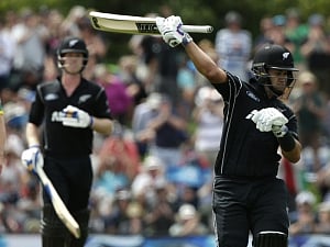 Record Taylor ton sees N.Zealand to S.Africa win
