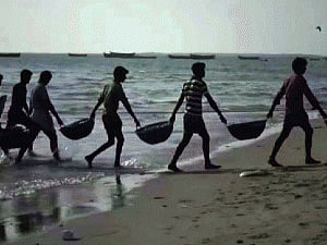 lankan navy arrests 13 TN fishermen; CM writes to Modi
