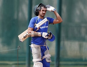 Mitchell Starc out of India tour with stress fracture