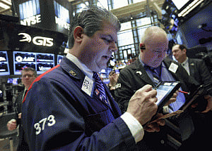 US stocks waver narrowly amid data, earnings