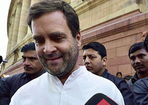 PM 'disrespecting' drought-hit farmers of TN: Rahul