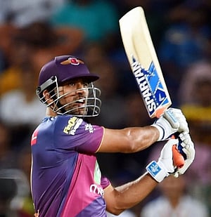 Dhoni reprimanded for IPl Code of conduct breach