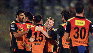 Hyderabad restrict Gujarat to 135/7 IPl-10