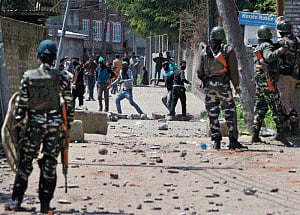 20 injured in clash between protesters, security forces