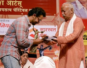 Aamir receives Dinanath Mangeshkar Award from RSS chief