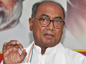 Sonia divests Digvijay of charge of Karnataka, Goa