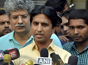 Kumar Vishwas remains in AAP, MlA who took him on suspended