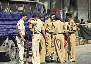 Flaunting political links,SP leader's kin slaps police officer