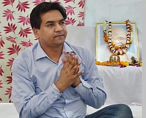 Kapil Mishra's mother accuses Kejriwal of spreading lies