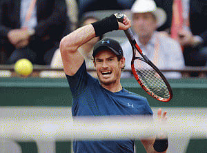 Murray's title defence stays on track