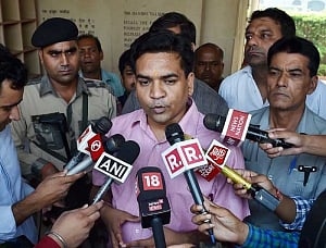 Mishra stopped from entering Kejriwal residence