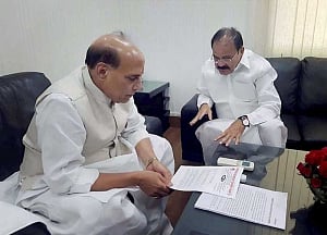 Prez election: Rajnath, Naidu meet Sonia