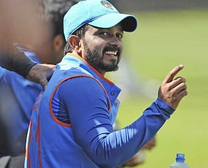 Kedar finds his bowling cues in Dhoni's eyes