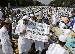 Khandwali mourns Junaid, wears black bands during Eid namaz