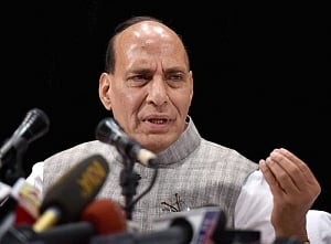 Rajnath speaks to WB guv, CM, asks them to resolve differences