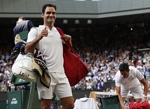 Federer steps into Wimbledon land of the giants