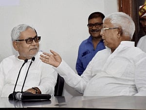 Sonia speaks to lalu, Nitish to save Bihar Grand Alliance