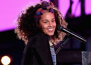 Alicia Keys debuts new summer look