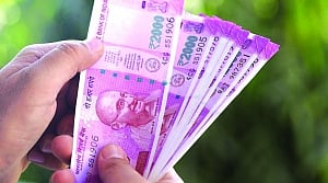 Rs 2K notes to be scrapped? Govt declines to clear air