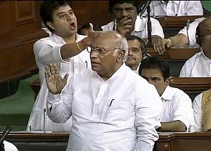 Guj Cong MlAs offered Rs 15 crore each to support BJP: Cong