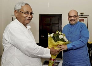 Shah invites Nitish to join NDA