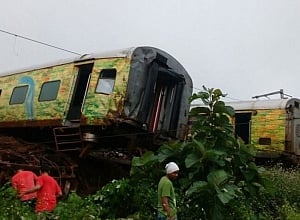 Nine coaches of Duronto Express derail