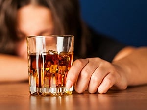 Heavy drinking may harm men more than women