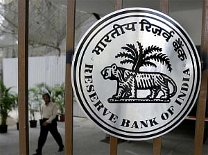RBI should not allow rupee to appreciate: Shankar Acharya