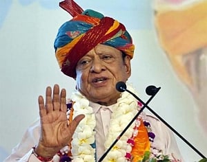Vaghela announces third front, to back non-BJP, non-Congress candidates