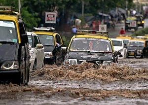 Heavy rains in Mumbai for 2nd day; flight services hit