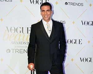 Akshay Kumar salutes 'cleaning soldiers' of India