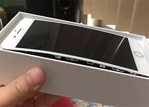 Apple 'looking into' iPhone 8 batteries swelling