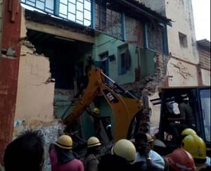 8 killed as portion of TN transport corpn's building collapses