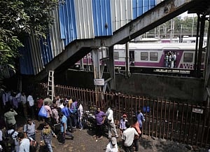Army to help build foot overbridge at Elphinstone station