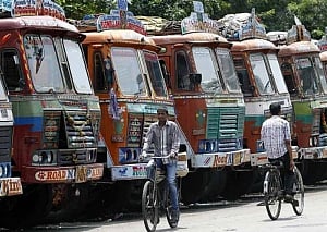Will de-register trucks disrupting transport: Parrikar