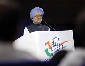Demonetisation a reckless step, organised loot: Manmohan Singh