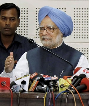 DeMO, GST twin blow to economy: Manmohan