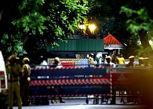 Taxmen search office block at Jayalalithaa's residence