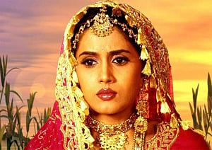 Sonali, Naseeruddin Shah bond over Marathi cinema