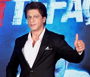 SRK matches Kailash Kher 'jungli' dance at IFFI