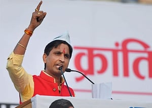 AAP needs to find right way forward: Kumar Vishwas