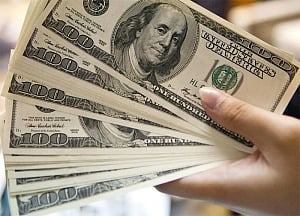US dollar declines amid political uncertainties
