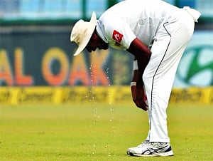 Delhi's toxic air wears out Sri lankan pacer