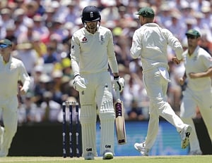 Vince falls on stroke of lunch to mar England's solid start