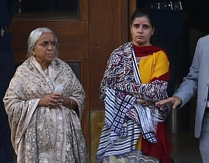 BJP leader orders slippers for Pakistan High Commission