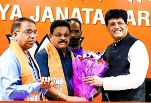 2 Cong MLAs join BJP, shatter party’s Goa plan
