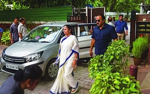 Govt dividing people: Mamata