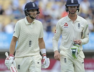 Jennings, Root steady England after Cook's early dismissal