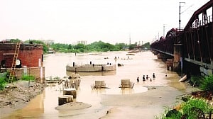 Receding Yamuna cheers up flood-hit Delhiites