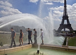 Tourists frustrated as Eiffel Tower closes in peak season
